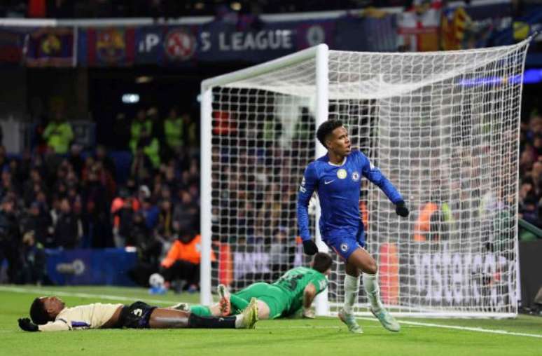 Jogadores de Chelsea e Barcelona em disputa de bola no Stamford Bridge – Jogadores de Chelsea e Barcelona em disputa de bola no Stamford Bridge –