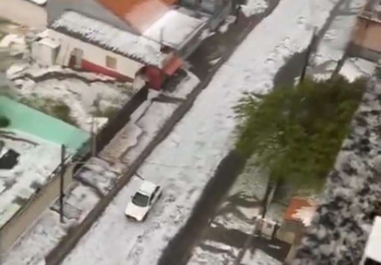 A hail storm in Punta Grossa caused damage to roofs. There were also records of floods