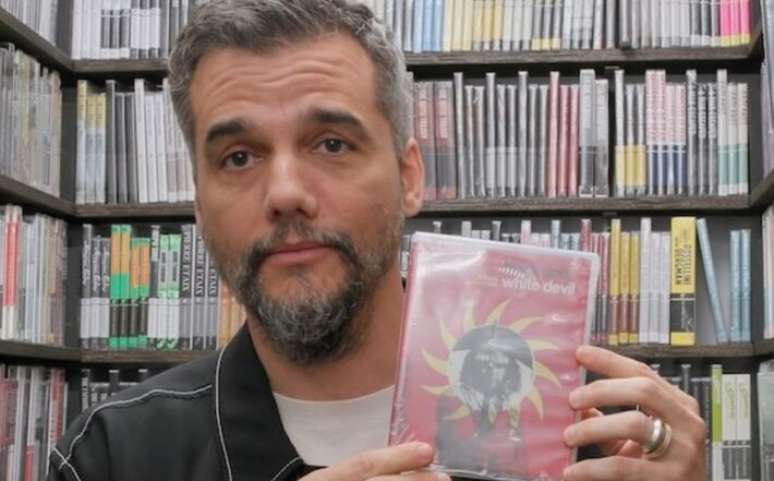 Wagner Moura no 'closet' da Criterion Collection, empresa de distribuição de filmes nos Estados Unidos