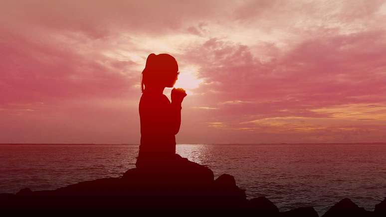 Faça essa oração para se libertar de velhos erros