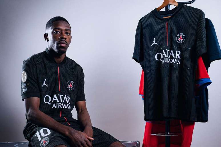 Dembélé posa com novo uniforme do clube –