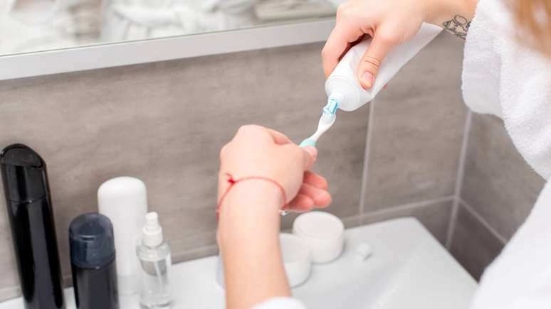 Dentistas orientam manter uma rotina de escova&ccedil;&atilde;o de duas a tr&ecirc;s vezes diariamente &ndash;