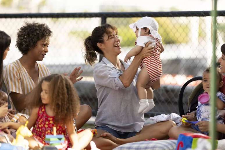“Mãe Fora da Caixa” acompanha uma mulher bem-sucedida que acredita ter a vida perfeitamente sob controle, mas tudo muda quando ela descobre que está grávida 