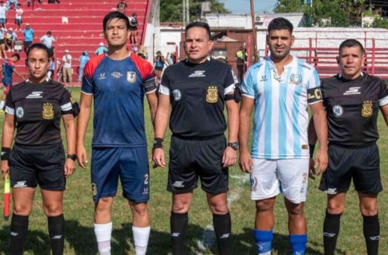 - Divulgação - Legenda: Atlético Famaillá (de azul e branco) abandonou o jogo contra o Tucumán Central em protesto contra a arbitragem