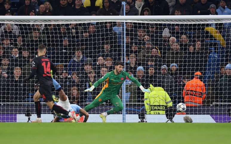 மான்செஸ்டர் சிட்டி லெவர்குசனிடம் தோற்றது. 