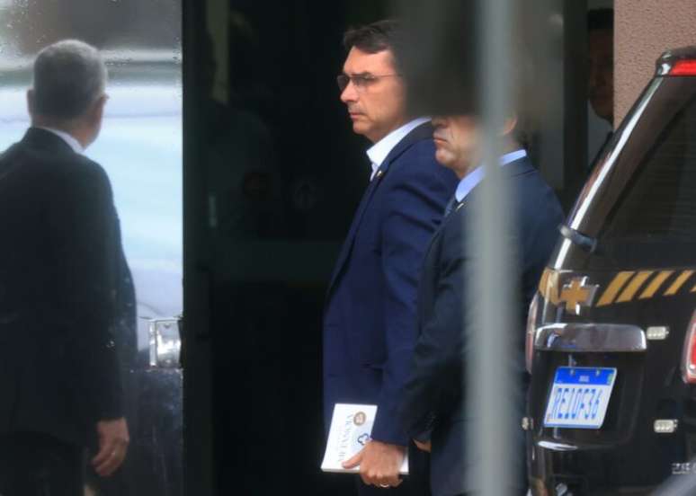 Flávio Bolsonaro visita o pai na Superintendência da PF em Brasília