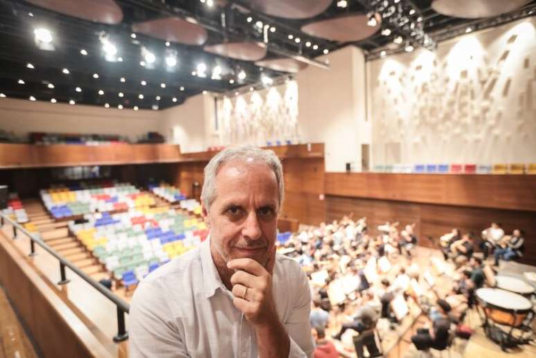 O maestro Edilson Ventureli cuidou de cada detalhes do Teatro Baccarelli, assim como cuida quando está à frente de uma orquestra