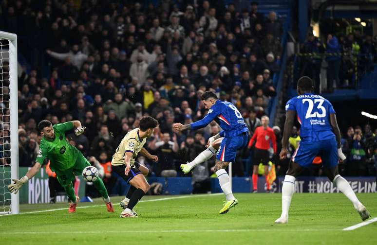 Jogadores de Chelsea e Barcelona em disputa de bola no Stamford Bridge – Jogadores de Chelsea e Barcelona em disputa de bola no Stamford Bridge –