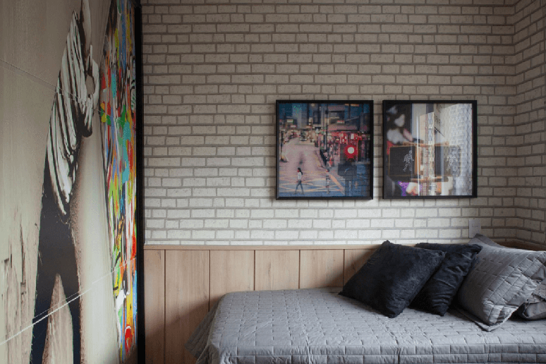 O papel de parede com apar&ecirc;ncia de tijolos d&aacute; um toque acolhedor e r&uacute;stico ao ambiente Projeto: Cristiane Schiavoni |