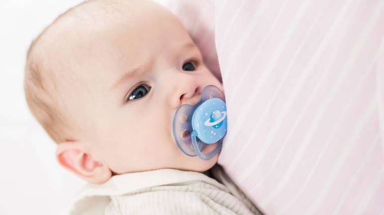 Limitar o uso, oferecer alternativas e buscar apoio profissional facilita a transi&ccedil;&atilde;o e promove um desenvolvimento saud&aacute;vel &ndash; depositphotos.com / AllaSerebrina