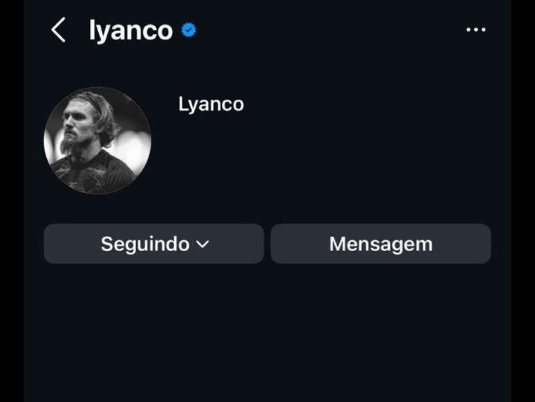 Zagueiro desativa redes sociais –