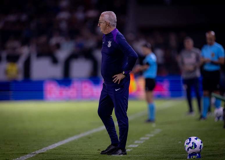 Comiss&atilde;o t&eacute;cnica tomou quatro dos nove vermelhos do Corinthians no Brasileiro &ndash;