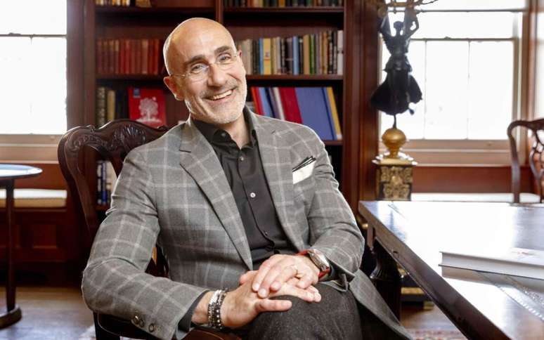 O especialista em felicidade criou um “protocolo” noturno que transformou sua qualidade de vida. /