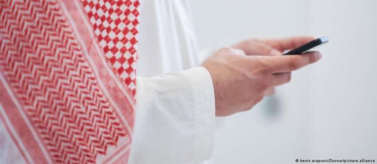 ముస్లిం ప్రొఫైల్స్ పోర్చుగీస్, ఇంగ్లీష్ మరియు స్పానిష్ భాషలలో ప్రచురించడం ద్వారా దృష్టిని ఆకర్షిస్తాయి