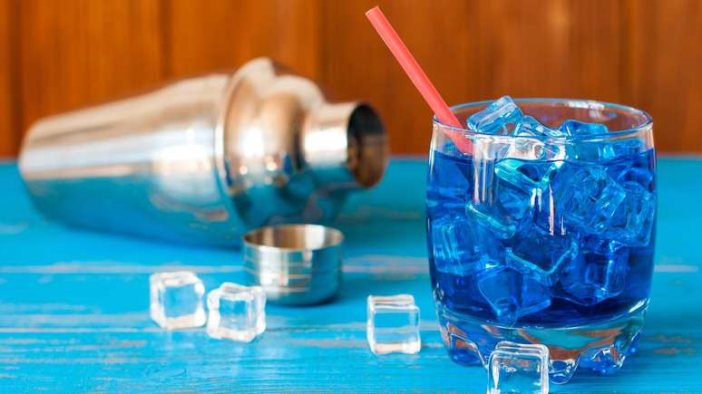 బ్లూ కురాకోలో బ్లూ బ్రిలియంట్ ఎఫ్‌సిఎఫ్ అనే ఫుడ్ కలరింగ్ జోడించబడింది, ఇది కాక్‌టెయిల్‌లలో ప్రత్యేకంగా కనిపించే విజువల్ ఎఫెక్ట్‌కు బాధ్యత వహిస్తుంది – depositphotos.com / bychykhin