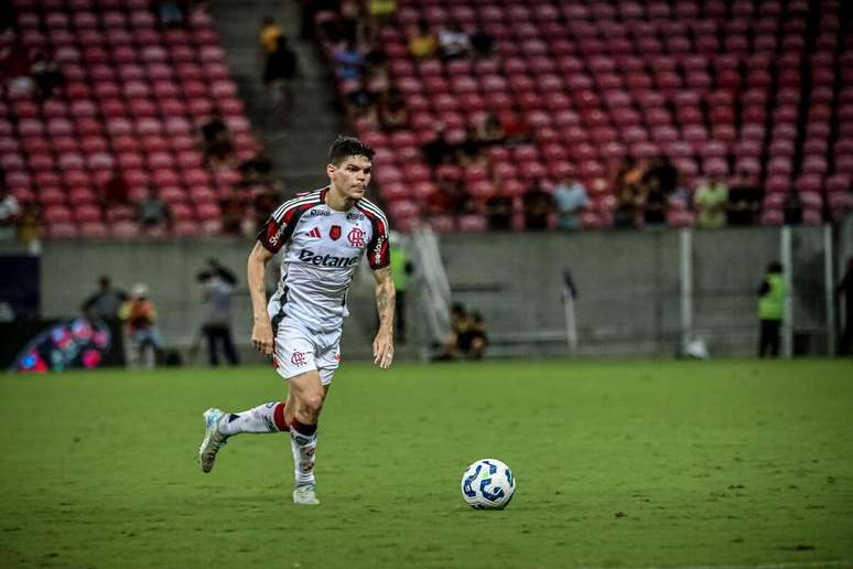 Ayrton Lucas (Flamengo) durante jogo contra o Sport Recife, no dia 15.11.2025 