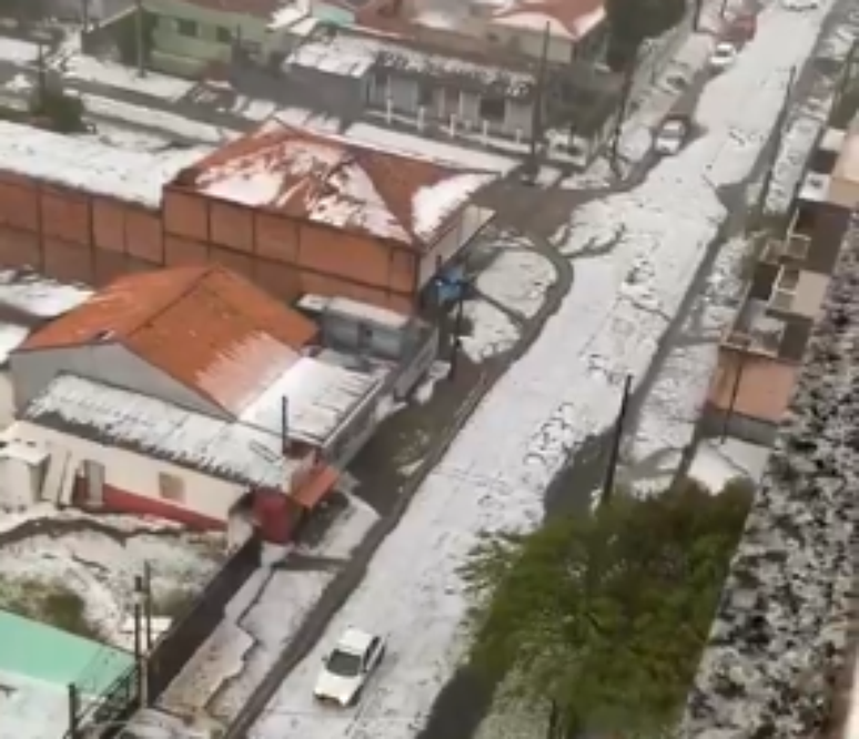 Apesar da beleza, a chuva de granizo causou estragos à população ao atingir casas da região