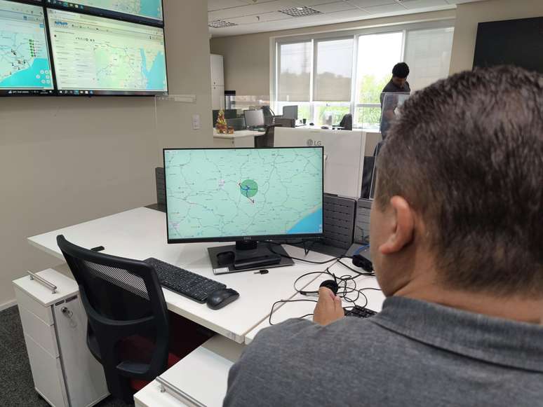 The monitoring center receives an alert when a prisoner violates the ankle bracelet or leaves the house 