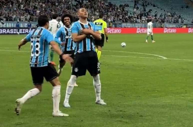 Tricolor marcou no final da primeira etapa e virou depois do intervalo –