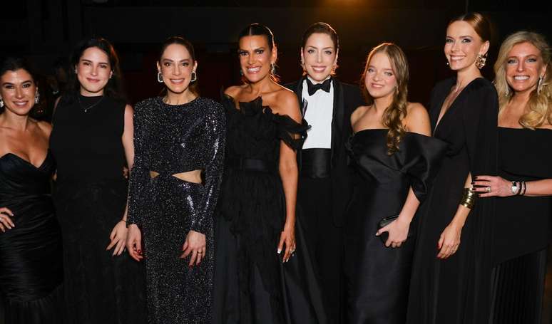 Nem vermelho e nem verde no Natal: Rafa Justus, Tici Pinheiro, filhas de Silvio Santos e mais famosas elegem preto para festa antecipada.