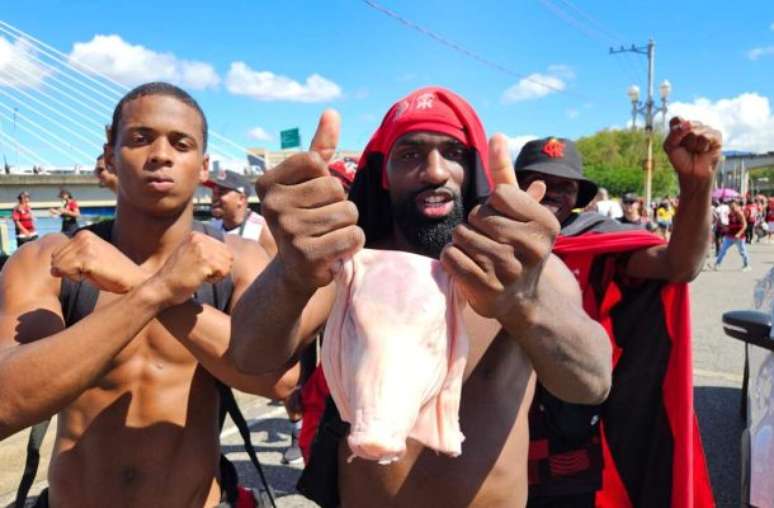 Torcedores na chegada ao Galeão –