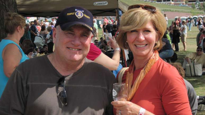 Kevin e Deb ficaram separados por mais de 40 anos. Hoje, est&atilde;o casados h&aacute; 14 anos