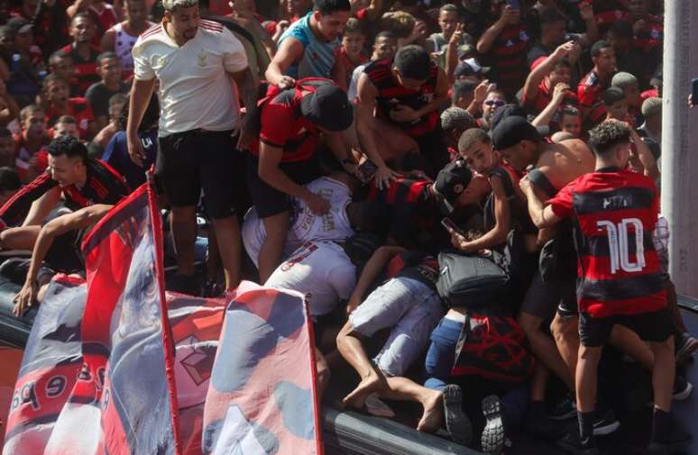 Flamenguistas caem durante aglomera&ccedil;&atilde;o no teto do &ocirc;nibus do clube.