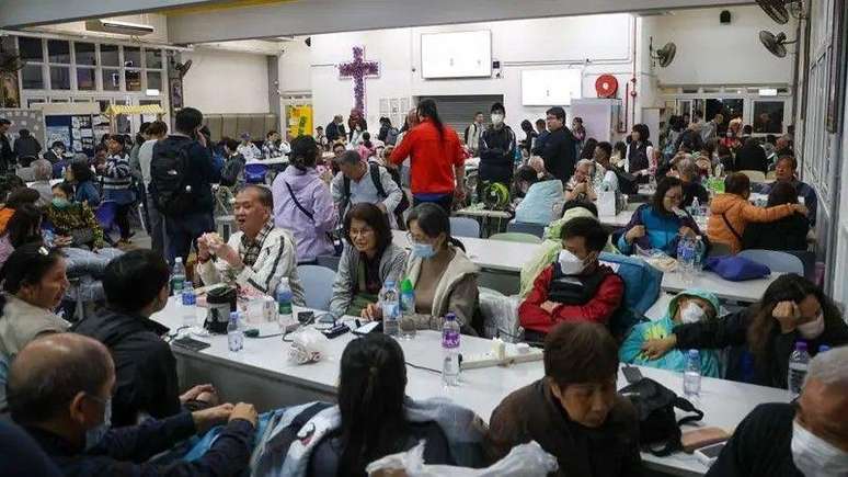 Centenas de moradores do condom&iacute;nio foram levados para um abrigo