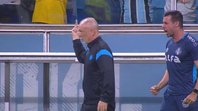 అరేనా డో గ్రేమియోలో అభిమానులతో మనో మెనెజెస్ తన ప్రశాంతతను కోల్పోయాడు –