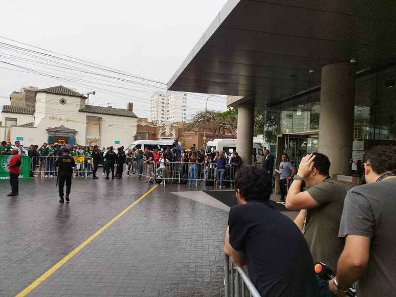 Cerca de 100 torcedores estiveram na recep&ccedil;&atilde;o do Palmeiras em Lima &ndash;