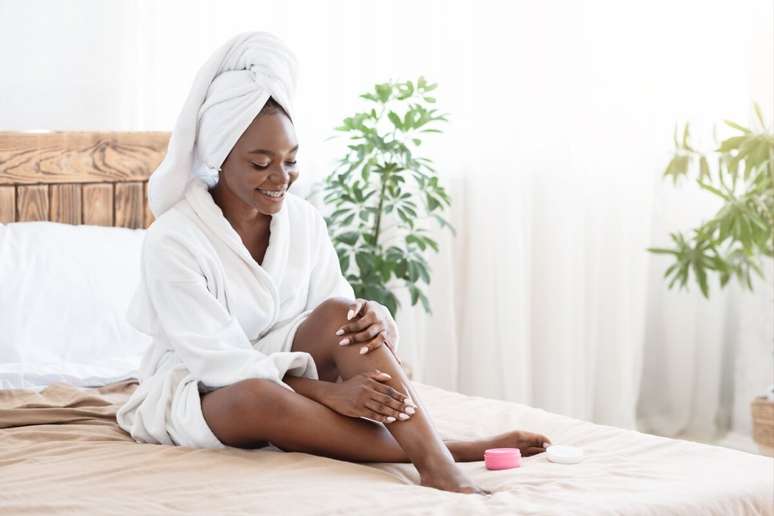 స్నానం చేసిన తర్వాత, మంచి హైడ్రేషన్ అందుకోవడానికి చర్మం మరింత పారగమ్యంగా ఉంటుంది 