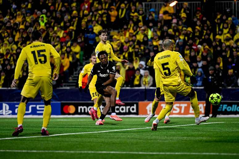 Openda marcando um dos gols da Bianconeri 