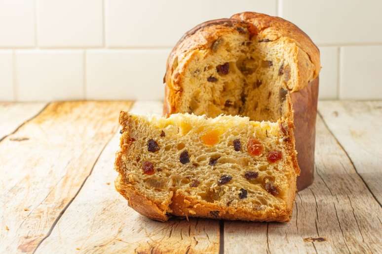 Panetone com frutas cristalizadas e uva-passa