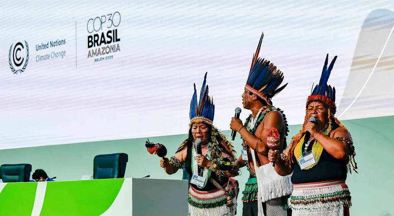 Delegados indígenas na abertura da 30ª Conferência das Partes da Convenção-Quadro das Nações Unidas sobre Mudanças Climáticas (COP 30). Ricardo Stuckert / PR, CC BY-ND