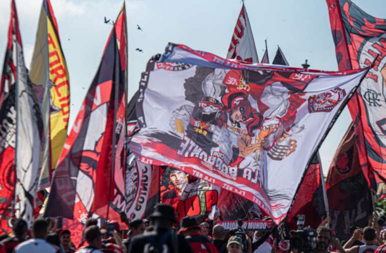 - పౌలా రీస్/CRF - శీర్షిక: ఫ్లెమెంగో బయలుదేరినప్పుడు అభిమానులు చాలా వేడుకలు జరుపుకుంటారు