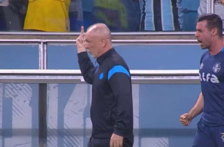 అరేనా డో గ్రేమియోలో అభిమానులతో మనో మెనెజెస్ తన ప్రశాంతతను కోల్పోయాడు –