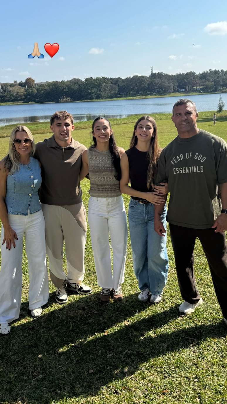 Joana Prado e Vitor Belfort com os três filhos, Davi, Vitoria e Kyara —