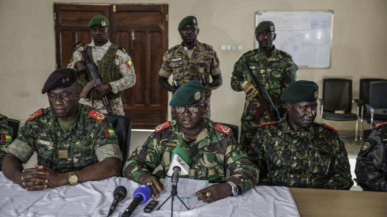 General Dennis Nkana (centre), Chairman of the Presidential Military Council, holds a press conference at the Armed Forces General Staff on 26 November 2025.