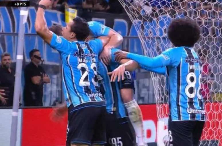 முதல் பாதியின் முடிவில் மூவர்ண கோல் அடித்தது, இடைவேளைக்குப் பிறகு அதைத் திருப்பியது –