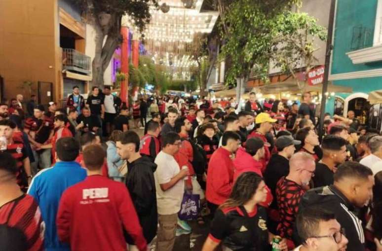 ఎరుపు మరియు నలుపు ప్రజలు లిమా వీధులను స్వాధీనం చేసుకోవడం ప్రారంభించారు -