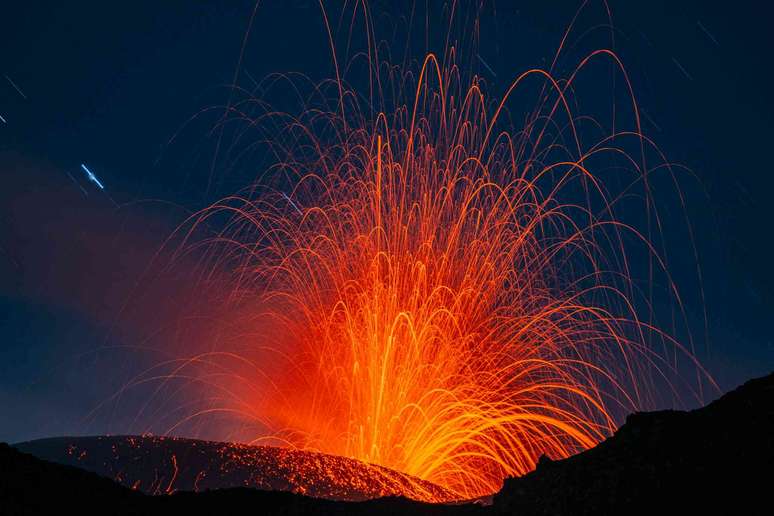 vulcão em erupção com cinzas explosivas vermelhas