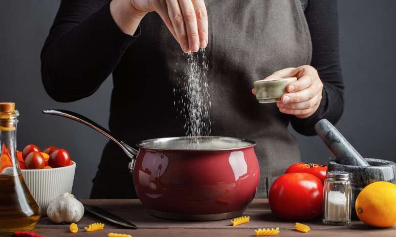 Entenda se é benéfico ingerir sal antes do treino