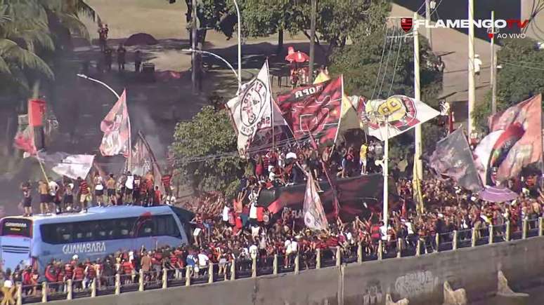 Torcedores sobem em cima do &ocirc;nibus &ndash;