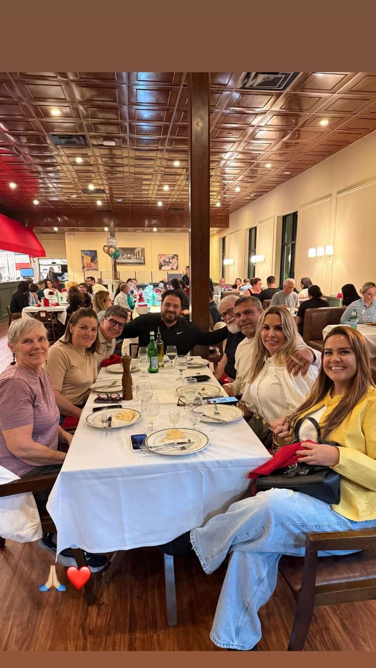 Joana Prado e Vitro Belfort com família e amigos —