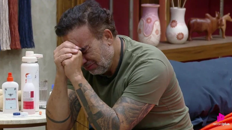 Arrependido? Fabiano chora após expulsão de Creo em A Fazenda 17: 'Vergonha' / Reprodução: Record