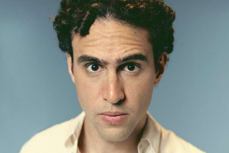 Zeca Veloso conta sobre conselhos que recebeu de Caetano Veloso durante a composição de 'Boas Novas'.