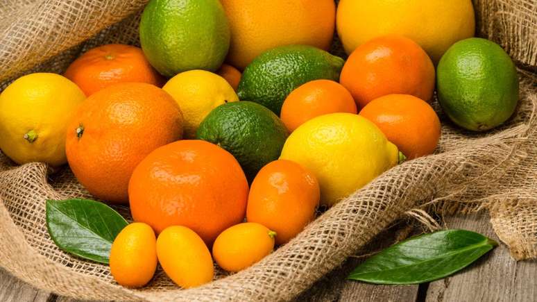 Frutas cítricas, como laranja e limão, são ricas em vitamina C, contribuem para a proteção das células hepáticas – depositphotos.com / SergPoznanskiy