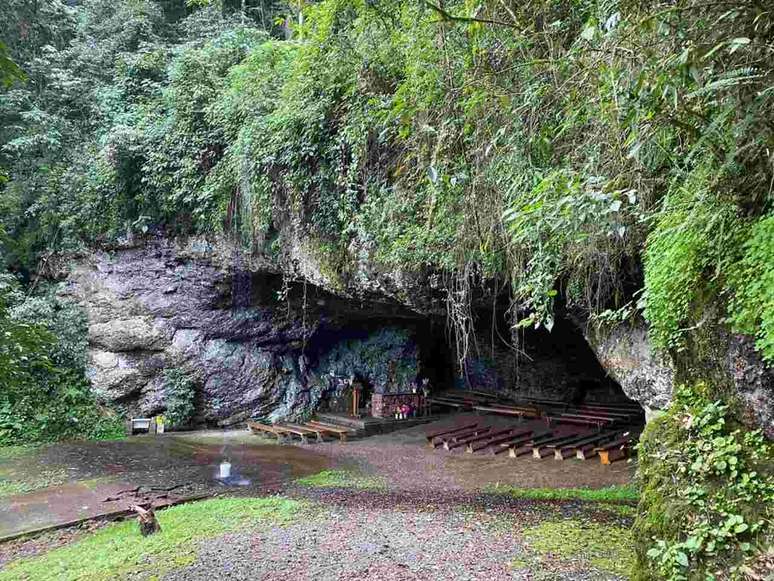 Com trilhas leves e visual impressionante, a gruta oferece uma verdadeira aula ao ar livre sobre formações vulcânicas – Divulgação / Prefeitura Municipal de Anta Gorda
