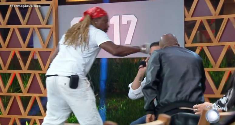 Momento em que Creo dá um soco em Fabiano durante intervalo de 'A Fazenda 17'