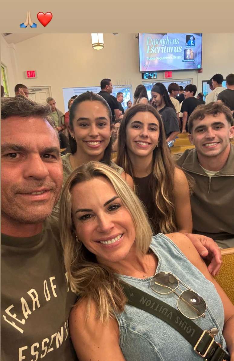 Joana Prado e Vitor Belfort com os três filhos, Davi, Vitoria e Kyara —
